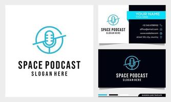 diseño de logotipo de micrófono de podcast espacial con plantilla de tarjeta de visita vector