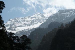 paisaje montañoso del himalaya foto