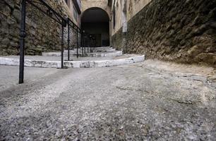 Escaleras antiguas con barandilla de hierro forjado. foto