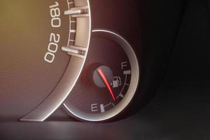 indicador de nivel de combustible en el salpicadero del coche foto