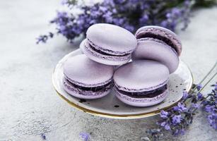 macarons franceses con sabor a lavanda y flores frescas de lavanda foto