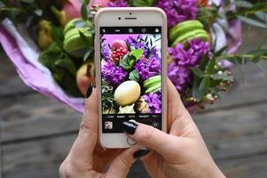 ramo de flores de frutas tomar una foto