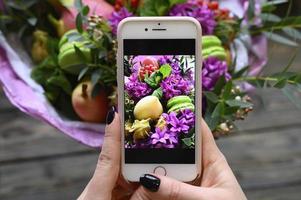 ramo de flores de frutas tomar una foto