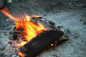 llama de fuego de campamento foto