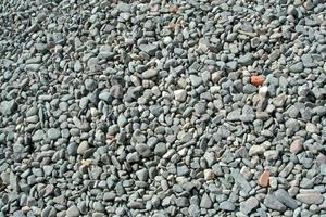 guijarros de piedra en el lecho del río foto