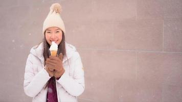 jovem mulher asiática gosta de sorrir na neve e no inverno video