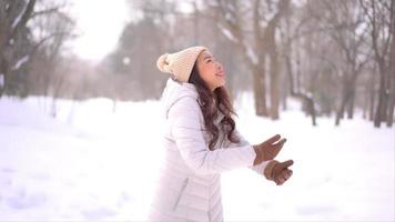 jeune femme asiatique aime sourire autour de la neige et de l'hiver video