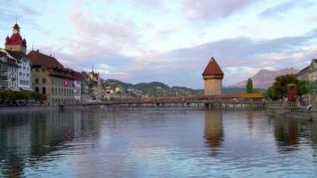 Ciudad de Lucerna con lago en Suiza video