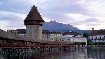 Ciudad de Lucerna con lago en Suiza video