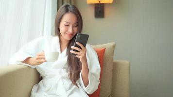 joven, mujer asiática, utilizar, un, smartphone