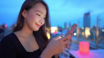 jeune femme asiatique à l'aide d'un smartphone