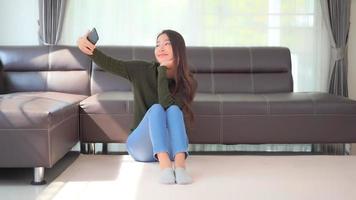 junge asiatische Frau mit einem Smartphone