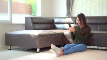 joven, mujer asiática, utilizar, un, smartphone