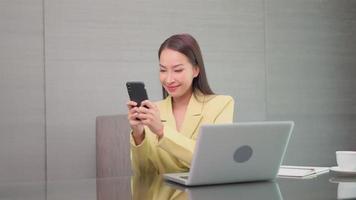 jovem mulher asiática usando um smartphone video