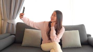 giovane donna asiatica utilizzando uno smartphone