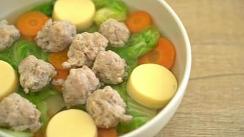 zuppa di cavolo con carne di maiale tritata e uovo di tofu video