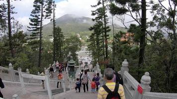 caminhando ou movendo-se na vila de nong ping com o grande Buda em hong kong video