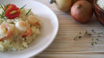 risotto aux crevettes - style cuisine italienne