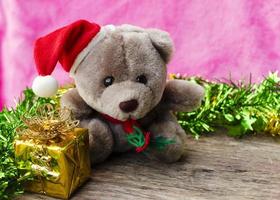 Caja de regalo de Navidad y oro de peluche sobre fondos de madera