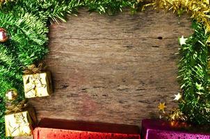 Marco de decoración navideña sobre fondos de madera foto