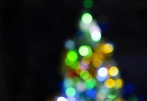 luces bokeh con decoración de árbol de navidad en fondos nocturnos