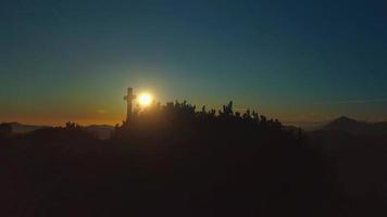 Durchgang der Drohne auf einem Berggipfel bei Sonnenuntergang video