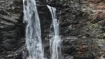 Detail eines großen Wasserfalls in den Schweizer Alpen video