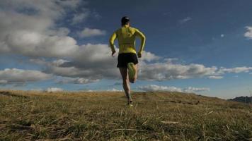 ralenti du coureur de montagne video