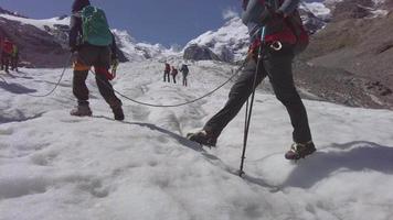 groupe de garçons sur le glacier avec guide de montagne video