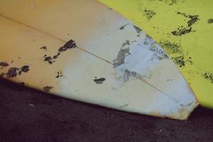 Cerrar tabla de surf colocada en la playa foto