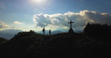 mamá con niño llega a la cima de una montaña video