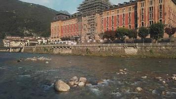 das Grand Hotel von San Pellegrino Terme vom Fluss Brembo video