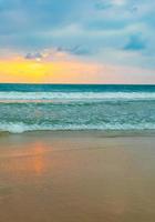 hermoso paisaje colorido atardecer panorama playa bentota sri lanka. foto