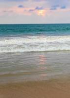 hermoso colorido atardecer borroso panorama playa bentota sri lanka.