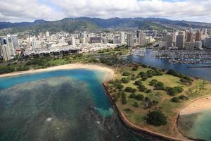 Toma aérea de la playa de Waikiki Honolulu Hawai foto