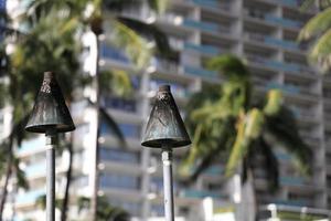 una antorcha tiki en la playa de waikiki hawaii foto