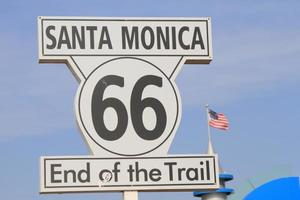Signo de la ruta 66 en Santa Mónica. foto
