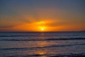 puesta de sol de la playa de waikiki honolulu hawaii foto