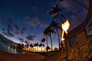 puesta de sol en la playa de waikiki hawaii foto