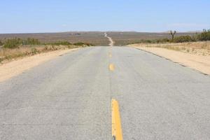 Una carretera recta en el desierto de California, EE. UU. foto