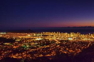 vista nocturna de waikiki honolulu, hawai foto