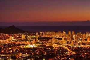 vista nocturna de waikiki honolulu, hawai foto