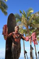 Duke Kahanamoku estatua en la playa de Waikiki Honolulu Hawai foto