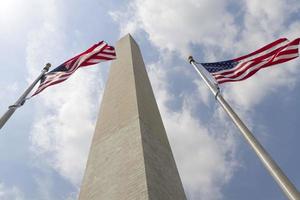 Monumento a Washington y la bandera americana en Washington DC foto