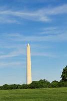 Monumento a Washington y la bandera americana en Washington DC foto