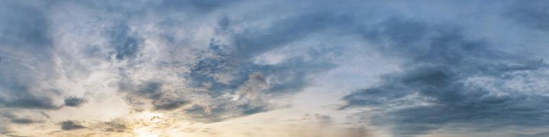 espectacular panorama del cielo con nubes en la hora del amanecer y el atardecer foto