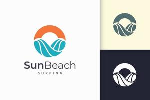 El logotipo del océano o del mar en agua abstracta, las olas y el sol representan la aventura. vector