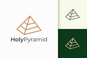 Logotipo de la pirámide triangular en forma simple y moderna, adecuado para una empresa de tecnología vector