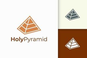 Logotipo de la pirámide triangular en forma simple y moderna, adecuado para una empresa de tecnología vector