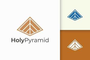 Logotipo de la pirámide triangular en forma simple y moderna, adecuado para una empresa de tecnología vector